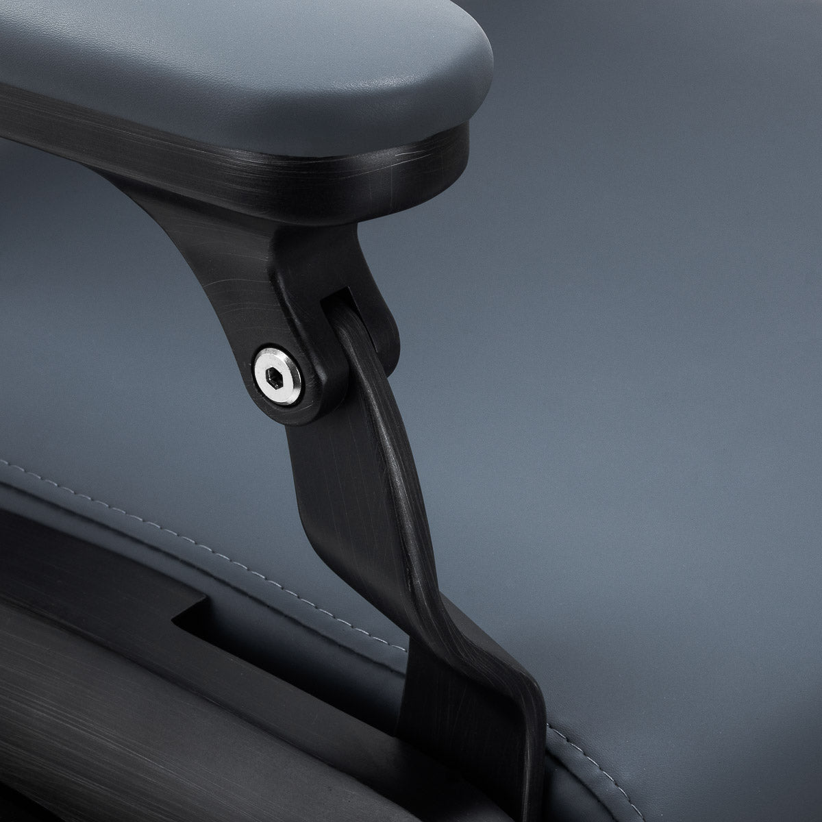 Francesco Barbierstuhl mit Gestell aus Graphit